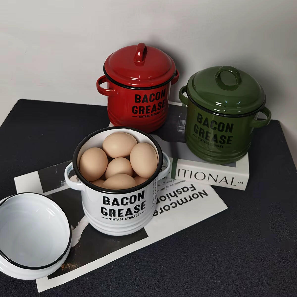 Enamel Grease Container - Secure Lid, Large Capacity.