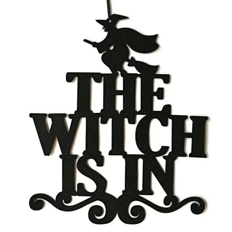 2025 “The Witch Is In” Halloween Door Sign – Non-Woven Hanging Decoration for Home, Party & Photo Props (38×32cm)