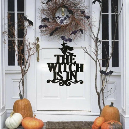2025 “The Witch Is In” Halloween Door Sign – Non-Woven Hanging Decoration for Home, Party & Photo Props (38×32cm)