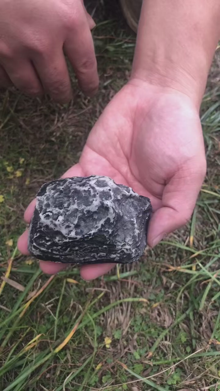 Hide in Plain Sight – Camouflage Rock Key Safe for Geocaching & Home Access.