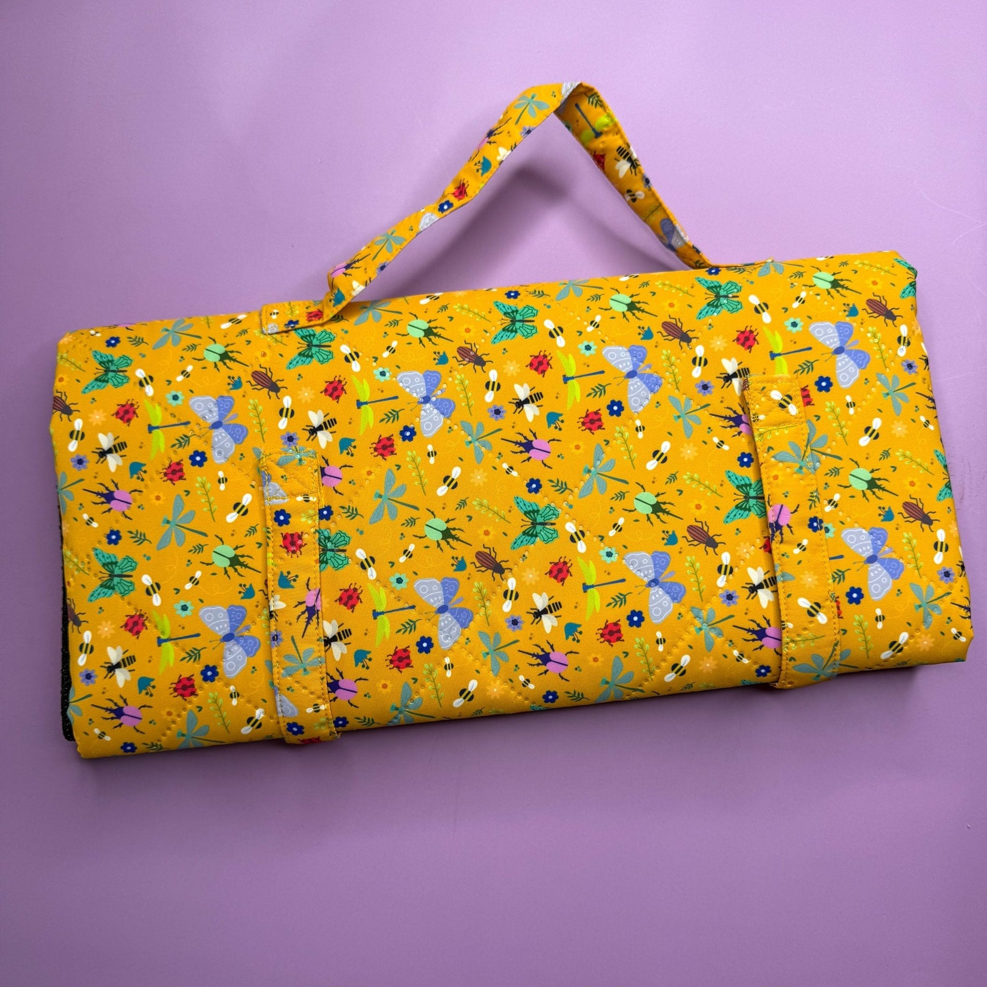 Summer Buzzin’ waterproof dog settle mat with cheerful insect print, 50×100cm portable travel mat