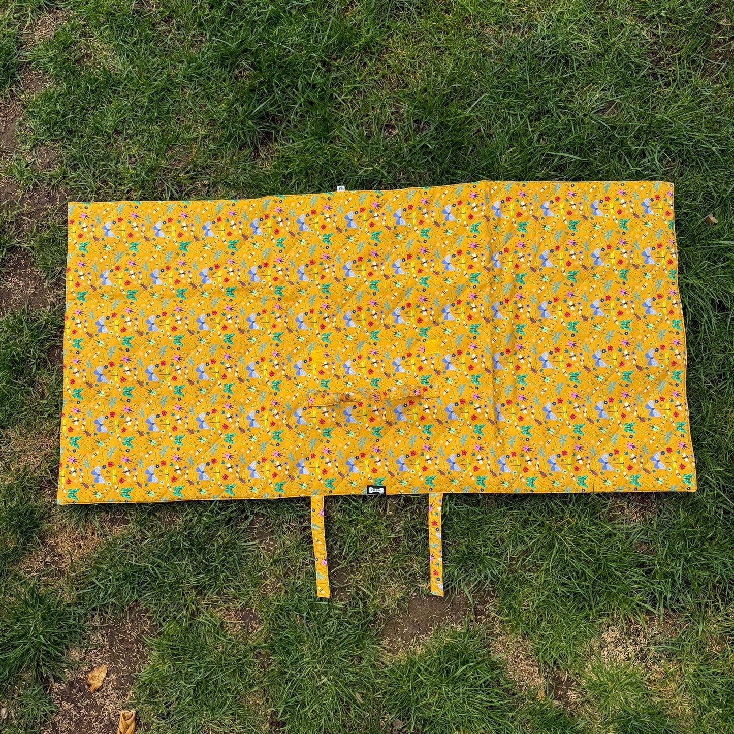 Summer Buzzin’ waterproof dog settle mat with cheerful insect print, 50×100cm portable travel mat