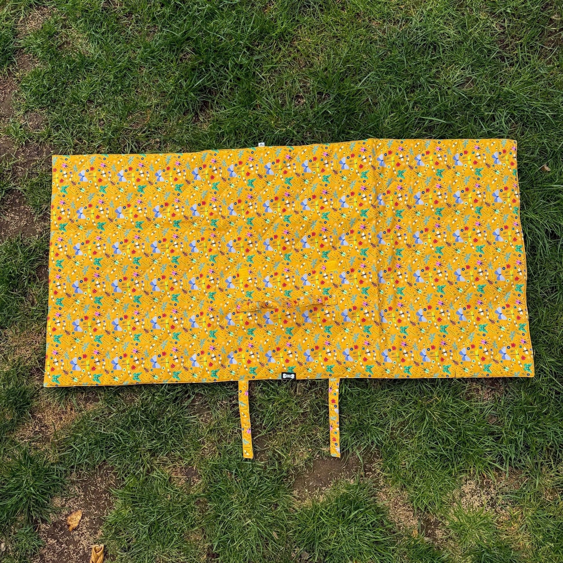 Summer Buzzin’ waterproof dog settle mat with cheerful insect print, 50×100cm portable travel mat