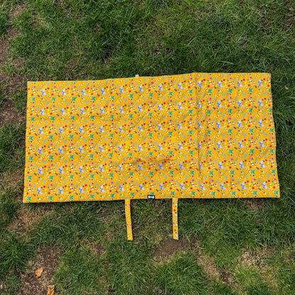 Summer Buzzin’ waterproof dog settle mat with cheerful insect print, 50×100cm portable travel mat